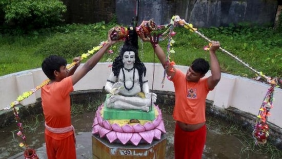 शिवलिंग पर ले जाकर बेलपत्र तो सब चढ़ाते हैं, लेकिन ये तो बताओ सबसे ख़ास सावधानी क्या है?