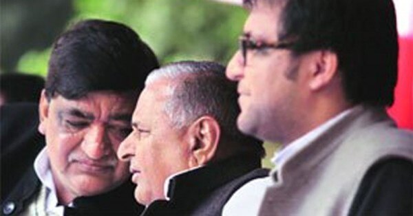 मुलायम से गुफ्तगू करते नरेश, साथ में हैं बेटे नितिन