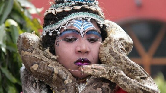 शंकर गले में नाग क्यों डाले रहते हैं?