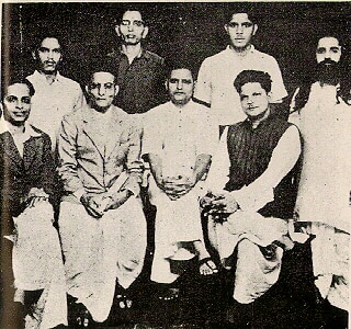 गाधी हत्याकांड के आरोपी. बाएं से दूसरे हैं सावरकर (बैठे हुए) बीच में हैं नाथुराम गोडसे.