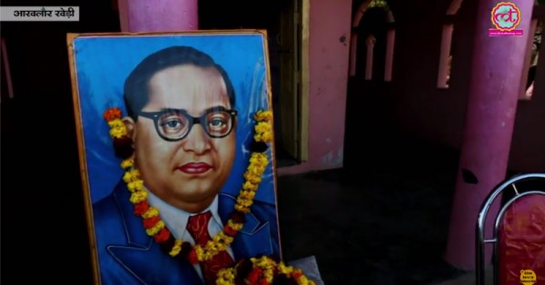 संत रविदास के मंदिर के आगे रखी डॉ. अबेंडकर की फोटो