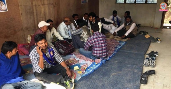 इलाहाबाद के बसपा कार्यालय में बैठे लोग
