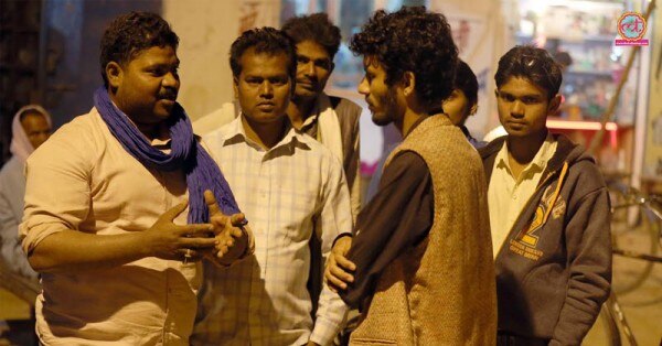 नीला गमछा पहने मोहम्मद इफराज और साथ में पारस राम