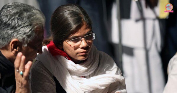 सपा कार्यकर्ताओं के साथ ऋचा
