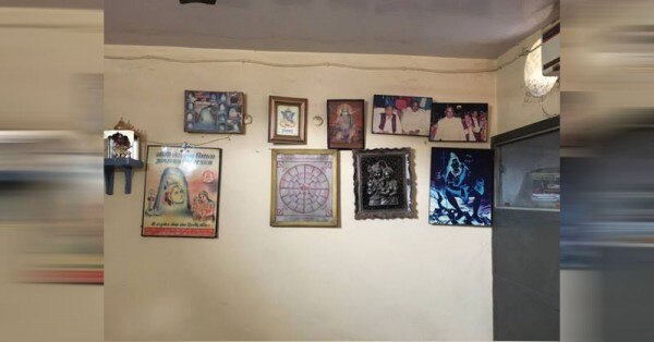 राधे श्याम के तख्ते के अंदर की एक तस्वीर