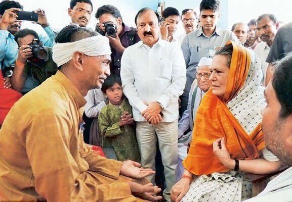 राय बरेली में सोनिया गांधी. तस्वीर पुरानी है. (Photo: Daily Mail)