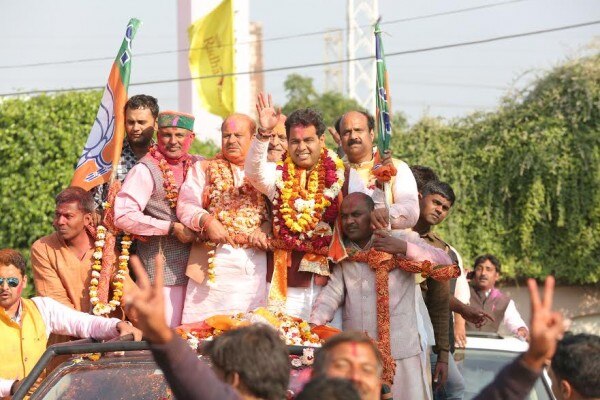 श्रीकांत शर्मा अपने विजय जुलूस में (हाथ उठाए हुए) फोटोः ट्विटर