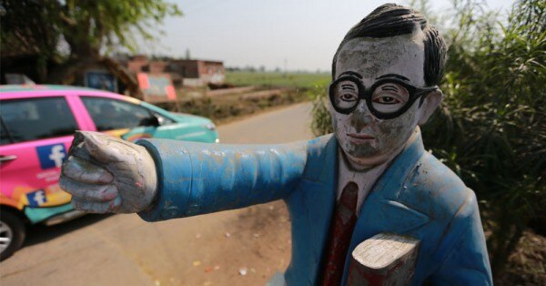 टूटी उंगली के साथ अंबेडकर की मूर्ति