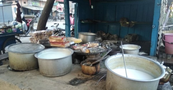 चाय की दुकान पर