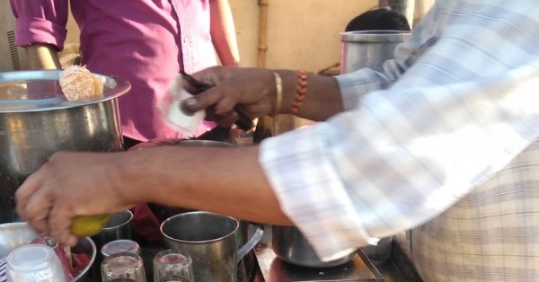 जूस बेचने वाले छांगुर के ठेले पर