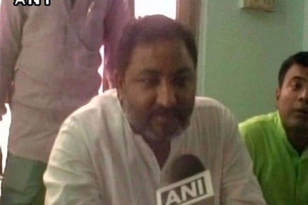 एएनआई के माइक पर माफी मांगते समय दयाशंकर सिंह.