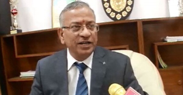 बीएचयू के वीसी गिरीश त्रिपाठी