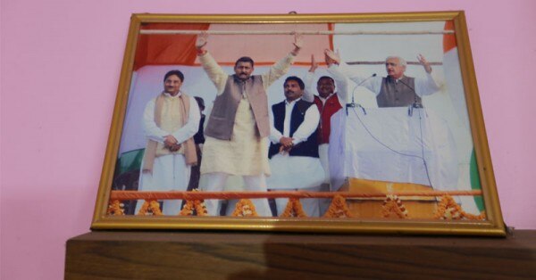 मुन्ना सिंह के घर में लगी उनकी एक तस्वीर