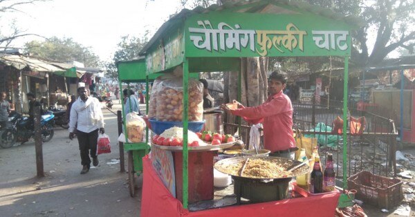 रेलवे स्टेशन के बाहर की एक तस्वीर