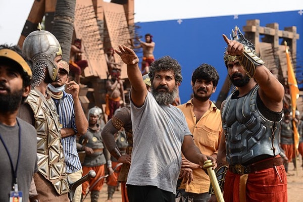 'बाहुबली' की मेकिंग के दौरान फिल्म के सेट पर 'भल्लादेव' का किरदार निभाने वाले राणा दग्गुबाती के साथ डायरेक्टर राजामौली.