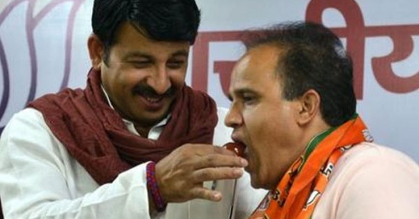 बीजेपी में शामिल होते समय दिल्ली बीजेपी के अध्यक्ष मनोज तिवारी के हाथों मिठाई खाते वेद प्रकाश