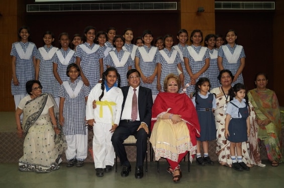 एमिटी यूनिवर्सिटी में बच्चियों के साथ सलमा फोटो: एमिटी यूनिवर्सिटी की वेबसाइट