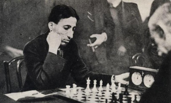29 दिसंबर 1930 की तस्वीर, मिशेल हेस्टिंग्स के साथ खेलते मीर सुल्तान