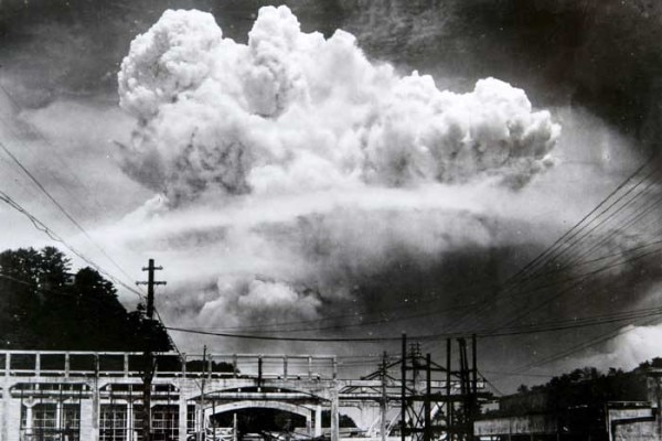 Atomic_cloud_over_Nagasaki_from_Koyagi-jima