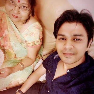 अंकित तिवारी अपनी मां सुमन तिवारी के साथ.