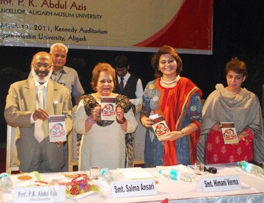 अलीगढ़ मुस्लिम यूनिवर्सिटी में एक किताब का विमोचन करतीं सलमा