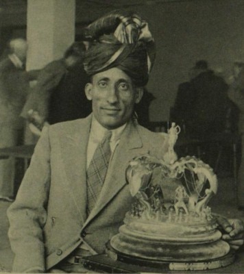 ब्रिटिश चैंपियनशिप ट्राफी के साथ मीर सुल्तान, 3 सितंबर 1932 की फोटो