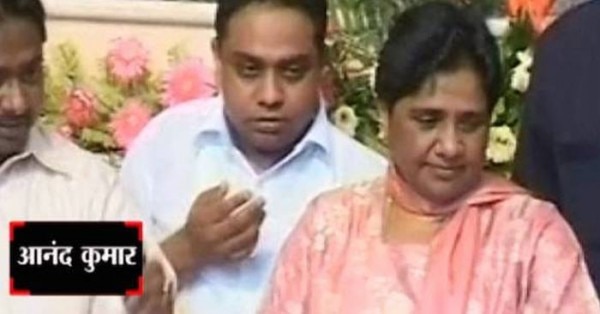 एक कार्यक्रम में बहन माया के साथ आनंद