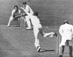 डॉन ब्रैडमन को बॉलिंग करते पीटर स्मिथ. इमेज सोर्स: espncricinfo.com