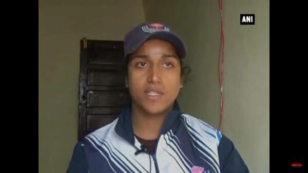 566790-woman-cricketer