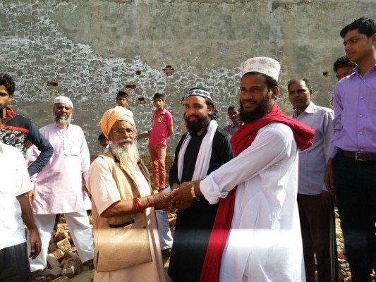 खेरली गांव के मंदिर के महंत बाबा महेंद्र गिरी और मस्जिद के इमाम महिउद्दीन.