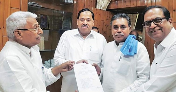 नेता विपक्ष बनाए जाने के दौरान गयाचरण