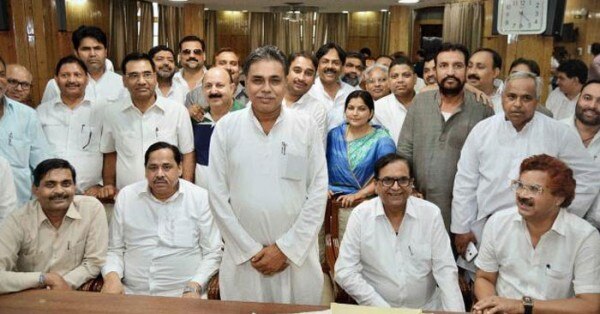 बीएसपी के दूसरे नेताओं और कार्यकर्ताओं के साथ गयाचरण