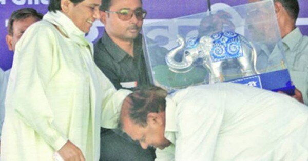 मायावती के पैर छूते आरके चौधरी