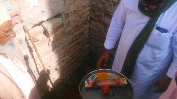 मस्जिद की नींव इसी साल अप्रैल में रखी गई.
