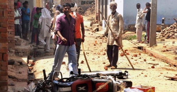 पथराव और आगजनी के बाद की एक तस्वीर