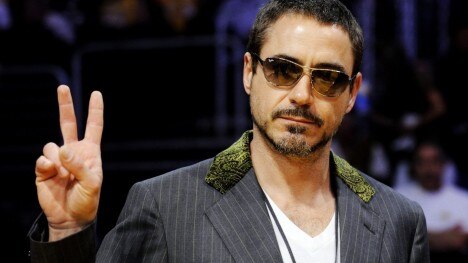 robert-downey-jr-victory-sign-iron-man-654212653