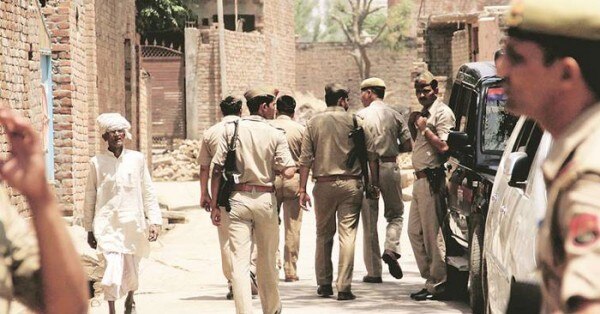 शब्बीरपुर में गश्त लगाती पुलिस