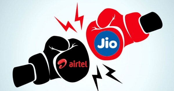 आइडिया-वोडाफोन को हो रहे नुकसान के बाद मार्केट में एयरटेल और जियो के बीच ही टक्कर रह गई है. आइडिया-वोडाफोन को हो रहे नुकसान के बाद मार्केट में एयरटेल और जियो के बीच ही टक्कर रह गई है.