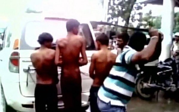 गुजरात में दलितों को गाय की खाल उतारने के मुद्दे को लेकर डंडों से पीटा गया.