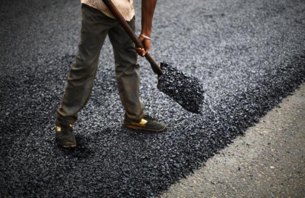 A labourer works at the construction site of the Delhi-Jaipur national highway in Manesar in Haryana, India, July 9, 2015. REUTERS/Adnan Abidi