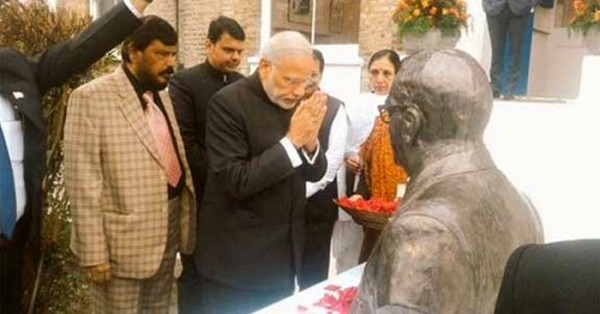 इंग्लैंड में डॉ. अंबेडकर की मूर्ति के सामने पीएम मोदी और पीछे हैं महाराष्ट्र के दलित नेता रामदास आठवले