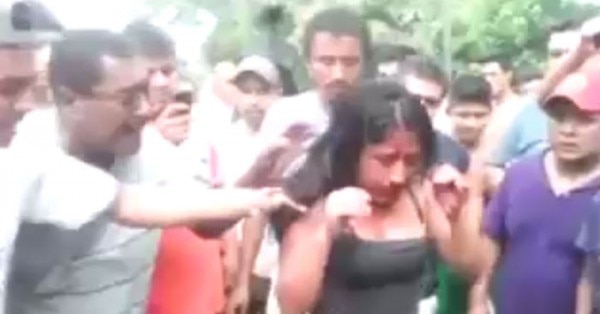 लड़की को पीटते हुए लोग