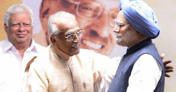 पूर्व प्रधानमंत्री मनमोहन सिंह के गले लगते एमएम जैकब