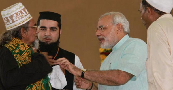 सितंबर 2011 में अहमदाबाद में सद्भावना व्रत कार्यक्रम के दौरान नरेंद्र मोदी ने मुस्लिम टोपी लगाने से इनकार कर दिया था