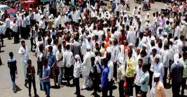 प्रदर्शन करने को इकट्ठा हुए किसान