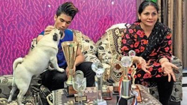 अपनी मां और ट्रॉफियों के साथ निश्चय