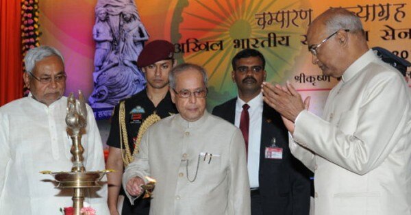 एक कार्यक्रम में राष्ट्रपति प्रणब मुखर्जी और बिहार के सीएम नीतीश कुमार के साथ राम नाथ कोविंद