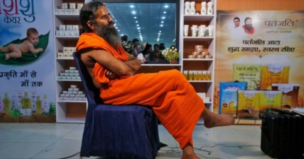 पतंजलि के एक शोरूम में बाबा रामदेव. फोटोः रॉयटर्स