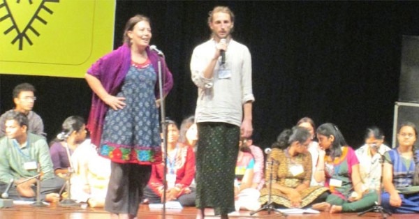 Spic Macay के इवेंट में परफॉर्म करते लोग