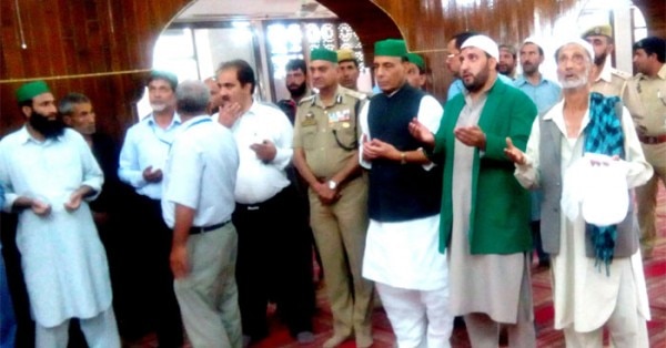 हजरतबल श्राइन में स्टेट डायरेक्टर जनरल (पुलिस) के. राजेंद्र कुमार के साथ राजनाथ सिंह